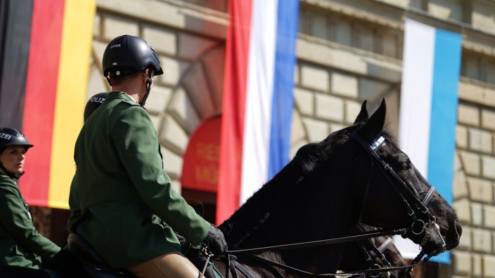 Reiterstaffel der Polizei: Polizisten der Reiterstaffel beim Besuch des Königspaars der Niederlande