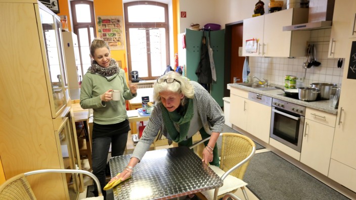 Sucht: Die Küche in der KoB: Nicht nur bei den Sozialarbeiterinnen Sarah Sohst und Ninja Flux (rechts) kommen die Kochkünste von Thomas Bayerhammer gut an.