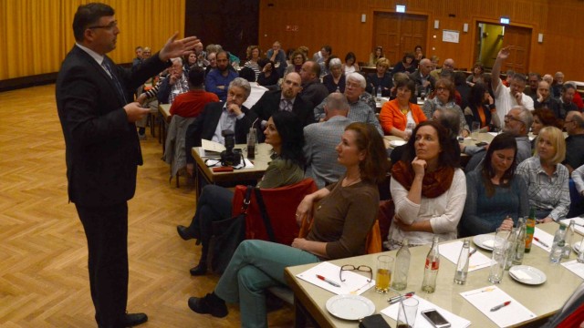 Flüchtlingsarbeit: Fast 200 ehrenamtliche Flüchtlingshelfer waren zum Treffen ins Karlsfelder Bürgerhaus gekommen, zu dem Landrat Stefan Löwl (CSU) eingeladen hatte.