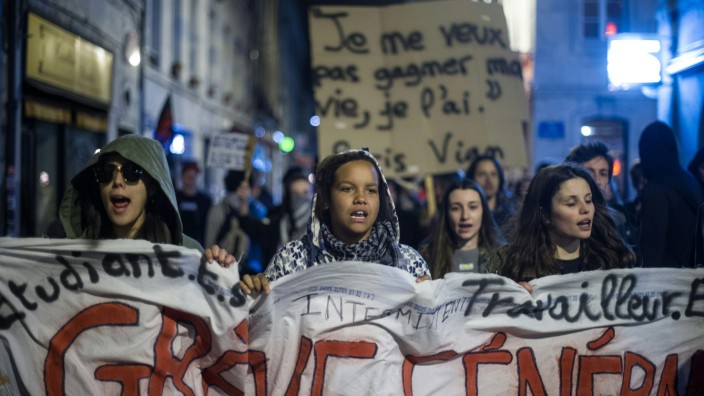Populismus: Teilnehmer einer Demonstration der "Nuit Debout" in Besançon in Frankreich protestieren gegen die Reform des Sozialrechts - und gegen die herrschende Politikerklasse.