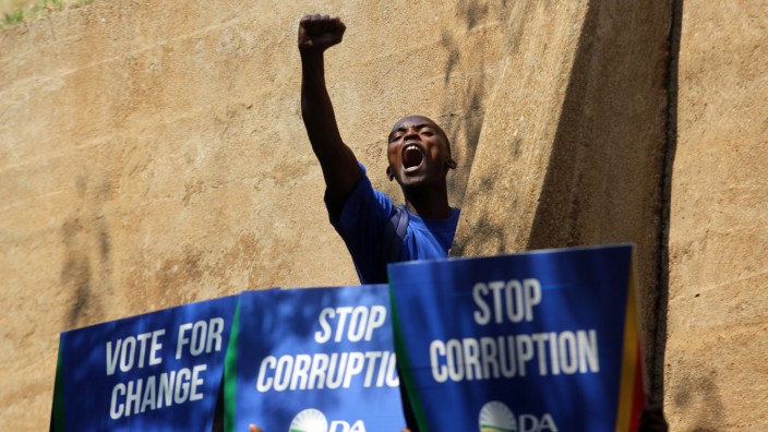 Südafrika: Anhänger der Democratic Alliance 2016 beim Protest gegen den damaligen Präsidenten Zuma. Dessen Nachfolger ist dabei, die Partei zu erneuern.
