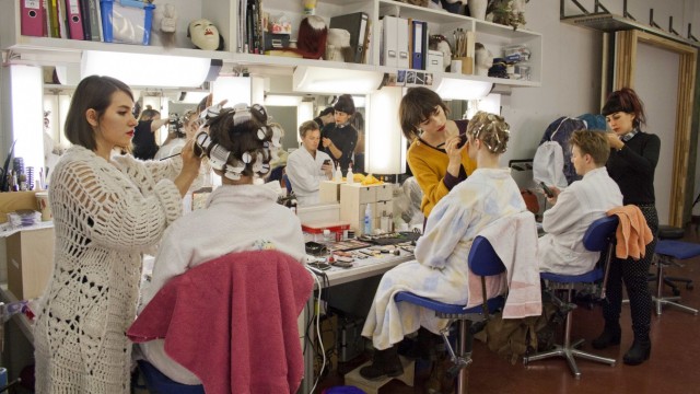 Make-up: Heutige Maskenbildner (hier Studentinnen an der Theaterakademie August Everding in München) müssen dezent vorgehen