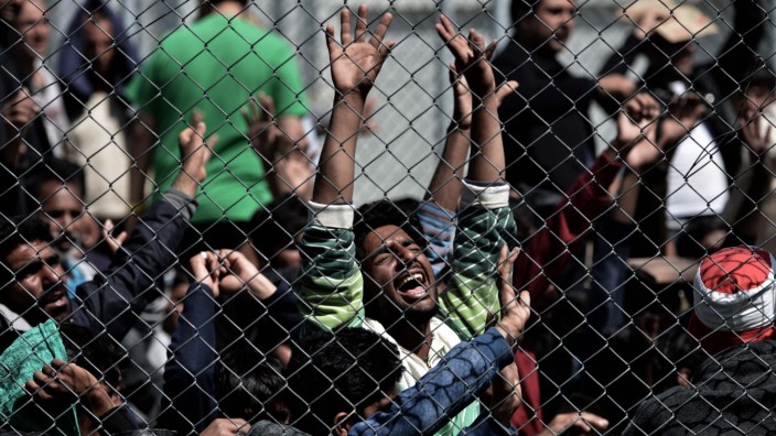 Griechenland: Verzweifelt und hinter Gittern: Die griechischen Hotspots sind zu Abschiebezentren geworden, in denen Flüchtlinge gegen ihren Willen festgehalten werden.