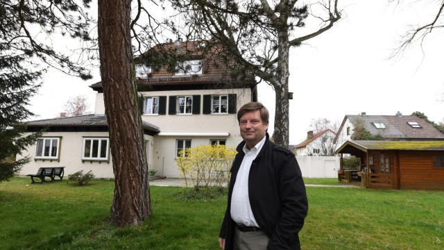München: Geschäftsführer Peter Puhlmann betont, der Neubau der Lebenshilfe werde nicht größer ausfallen als ein bereits vorhandenes benachbartes Mehrfamilienhaus.