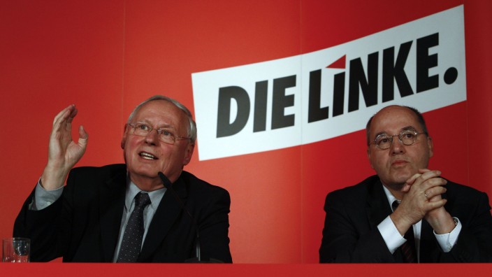 Co-party leader Lafontaine of the left-wing party Die Linke and party fellow Gysi address a news conference  in Berlin