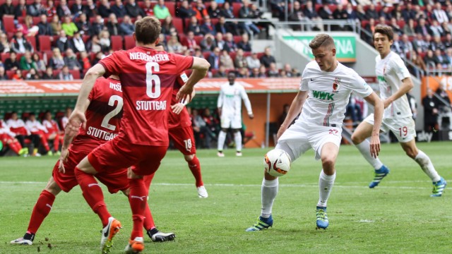 Alfred Finnbogason FC Augsburg 27 vor seinem Torschuss zum 1 0 FC Augsburg vs VfB Stuttgart 30