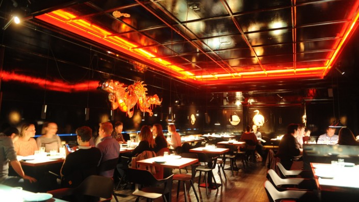Hutong Club: Schwarz lackierte Decken, ein Raum ohne Fenster, tief hängende Lampen: Der Hutong Club fokussiert sich bei der Ausstattung auf das Wichtigste.