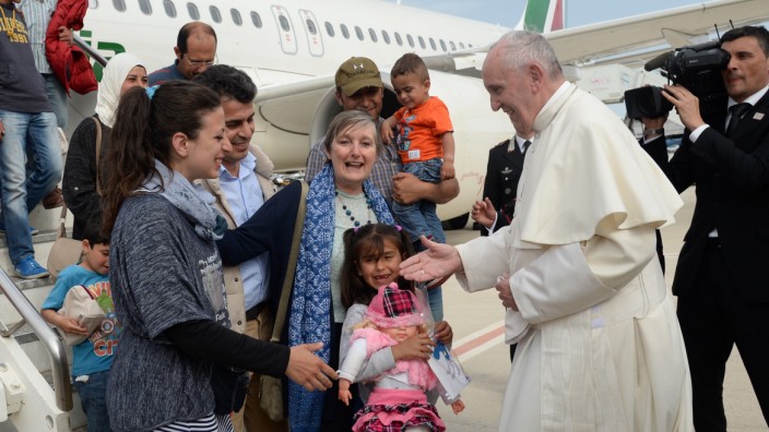 Flüchtlingskrise: Der Papst begrüßt die zwölf Flüchtlinge nach der Landung in Rom.