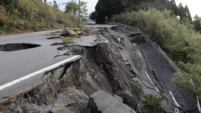 Erdbeben: Straßen sind zerstört, Dutzende Menschen starben: Die Beben treffen außerdem indirekt das übrige Japan stärker als frühere Katastrophen.