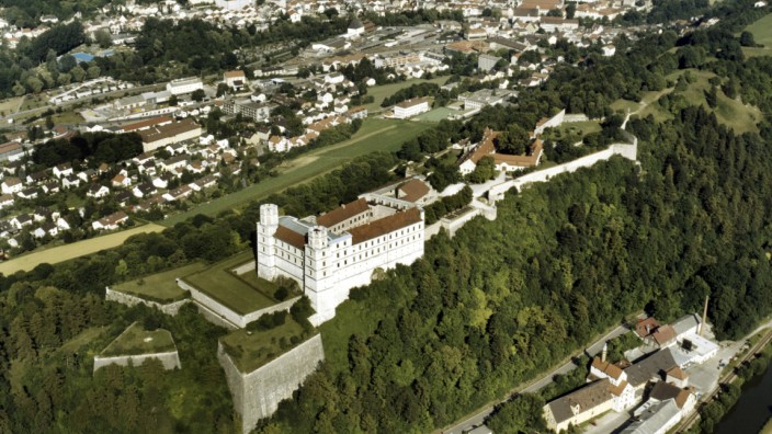 Baupläne: Der Blick von der Willibaldsburg auf die Altstadt von Eichstätt ist grandios - wenn denn kein Betonklotz im Weg steht (wie in diesem Archivbild vom Herbst 2009).
