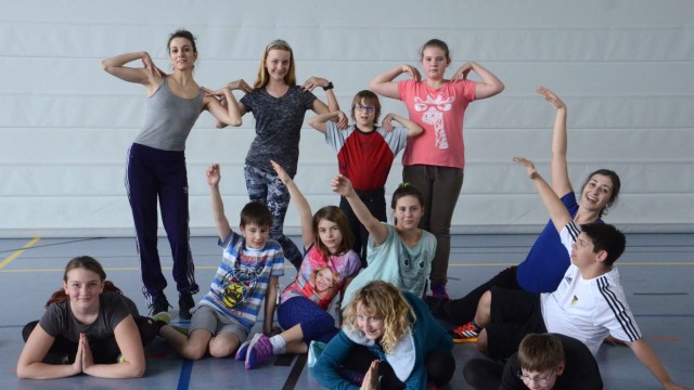 Workshop: Gemeinsam erkunden die Kinder der integrativen Theater AG die Ausdrucksformen des eigenen Körper - und haben Spaß dabei.