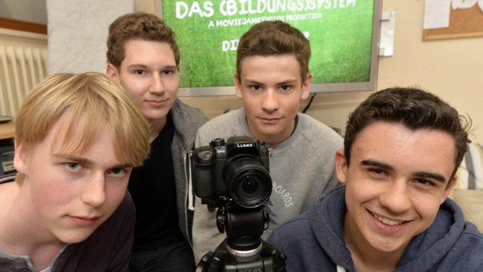 Bildungssystem: Engagierte und kritische Filmemacher: Alexander Spöri, Julian Heiß, Lukas Faltenbacher und Luca Zug (von links).