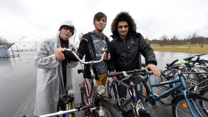 Arbeit der Helferkreise: In Neubiberg versorgt Toni Maitz zwei junge Männer aus Syrien und dem Irak mit Fahrrädern.