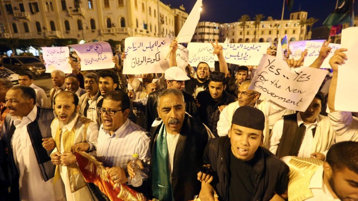 Libyen: Demonstranten gehen für die von der UN unterstützten Regierung in Tripolis auf die Straße.