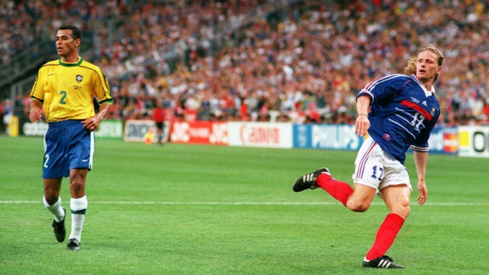 Fußball-WM: Schmerzhafter Verdacht: Emmanuel Petit (rechts) während des Finales von 1998 gegen Brasilien.