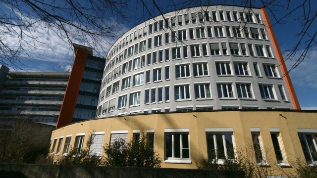 Zwischenbilanz: Das Dachauer Helios-Klinikum wird in den nächsten Jahren erweitert, auch um den Altbau aus den 70er Jahren (links) zu sanieren.