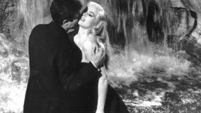 Roms Filmstadt Cinecittà wird erweitert: "La Dolce Vita": Anita Ekberg und Marcello Mastroianni küssen sich nicht im echten Trevi-Brunnen, sondern in einer Kulisse der Cinecittà.