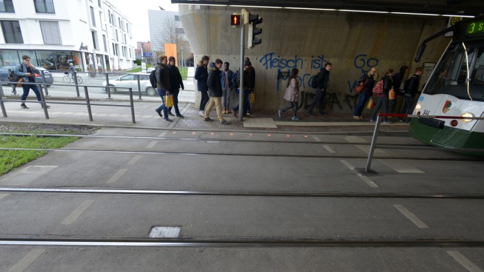 Verkehrssicherheit: Augsburg, Haunstetter Straße, LED-Leuchten im Boden sollen Smartphone-Nutzer vor Trambahnen warnen Foto: Thomas Hosemann/Stadtwerke Augsburg