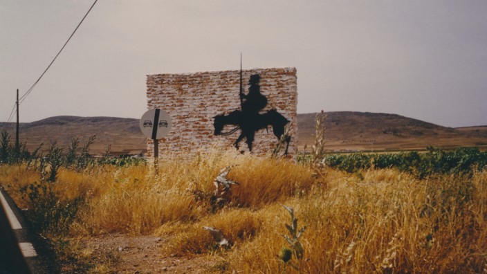 Miguel de Cervantes: Noch scheint das Meer so weit entfernt zu sein wie Dulcinea: Don Quijote de la Mancha, Monument am Straßenrand.