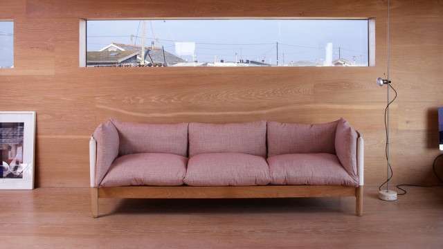 Design: Viele leichtfüßige Sofas gab es zu sehen und viele davon mit Stoffen in Altrosa. Hier das Modell "Tepee" des Möbellabels SCP, entworfen von Lucy Kurrein.