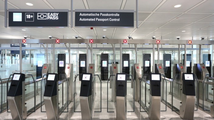 Ihr Forum: Die Passkontrolle hat automatische Zugänge.