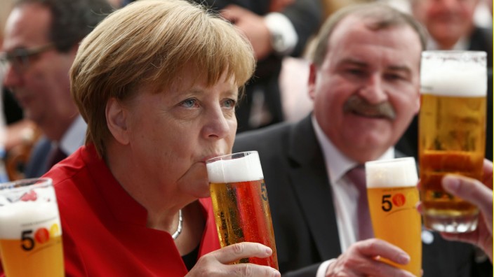 Merkel: Die Kanzlerin scheint ihr Bier nicht so richtig zu genießen. Mei, ist halt auch ein alkoholfreies.
