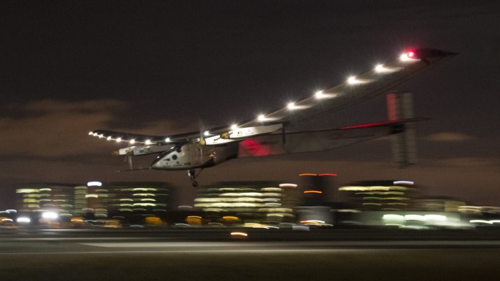 Solar Impulse 2 lands at Moffet Field