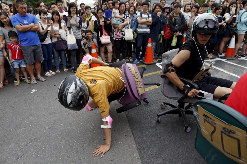 Competitor falls during the office chair race ISU-1 Grand Prix in Tainan
