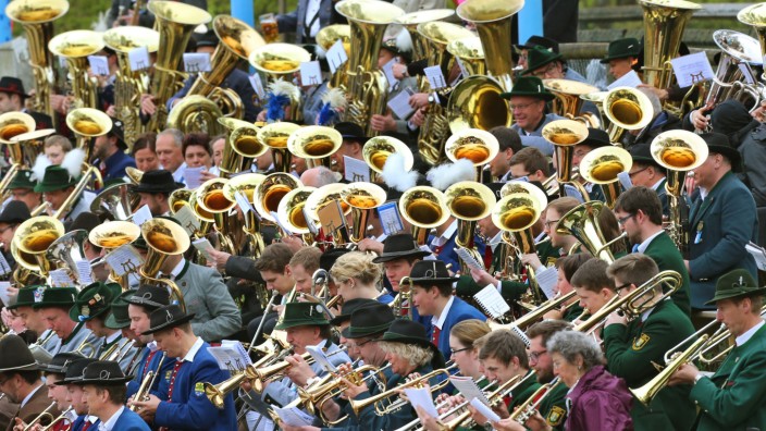 Kultur: Mitglieder von Musikvereinen aus ganz Bayern musizieren während eines Festgottesdienstes zum 500-jährigen Bestehen des Reinheitsgebotes in Kaltenberg.