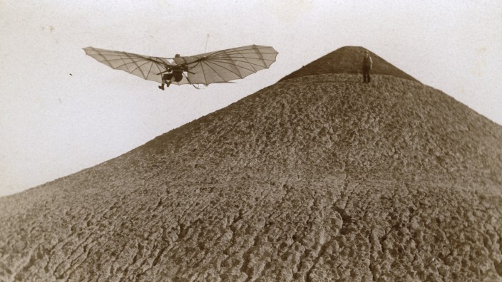 Lilienthal-Flugzeug: Im Jahr 1893 sprang Otto Lilienthal mit seinem Gleiter von der Maihöhe in Steglitz. Es war die weltweit erste "Fliegestation".