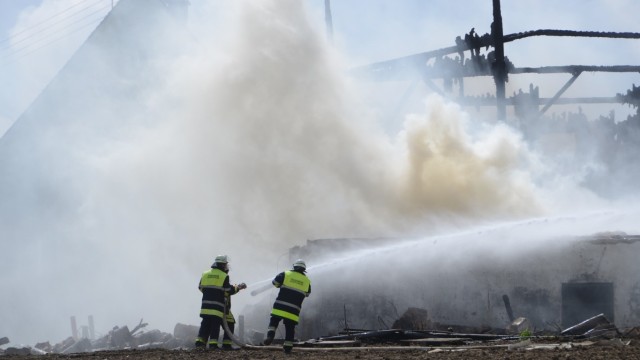 Brand: Noch am Montagvormittag steigt dicker Qualm aus dem Stall in Obertsloh.