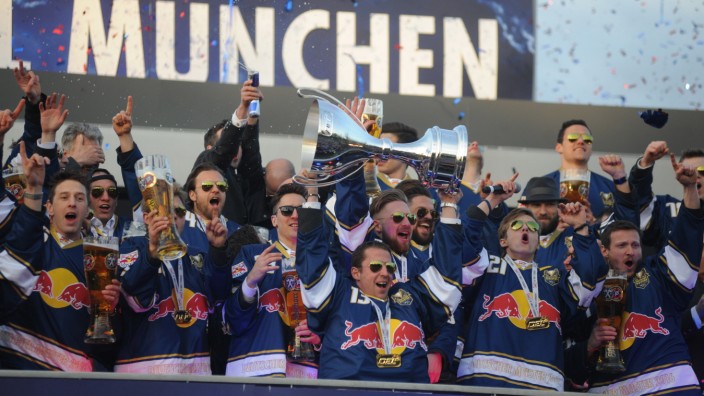 Eishockey: Fans feiern die Mannschaft des EHC bei der Meisterfeier im Olympiapark.
