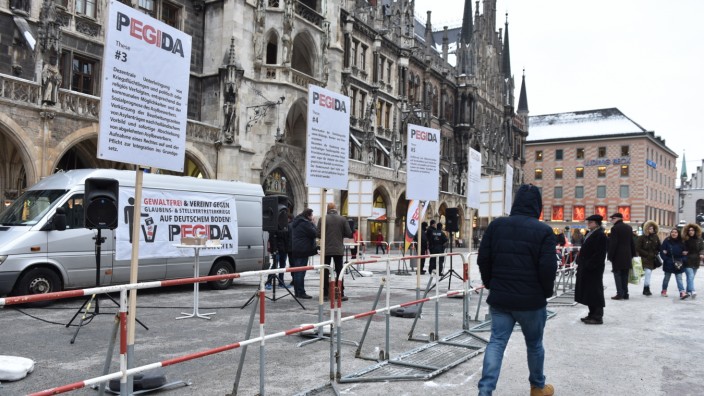 Regensburg: Pegida veranstaltet Mahnwachen am Münchner Marienplatz. Bei einer anderen Kundgebung war Beobachtern der Transporter einer Regensburger Autovermietung aufgefallen - weshalb diese harsch kritisiert wurde.