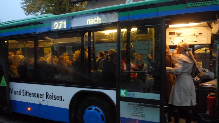 MVV für Junge: Der Vorstoß der SPD: kostenfreie Fahrt für Kinder und Jugendliche bis zum vollendeten 21. Lebensjahr in allen Bussen im Landkreis. Schließlich sind sich alle einig, über das Thema muss geredet werden.