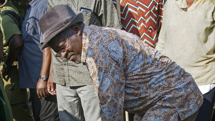 Afrika: John Magufuli lässt sich gerne so fotografieren, denn er weiß um die Kraft der Bilder: Der Präsident möchte gerne als Aufräumer gesehen werden.
