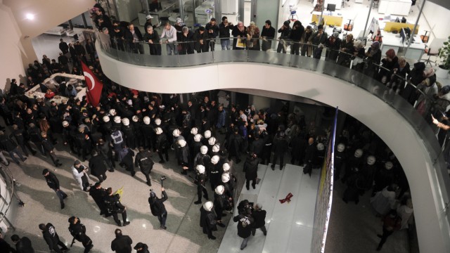 Meinungsfreiheit: Am Abend des 4. März stürmt die Polizei das Hauptgebäude der regierungskritischen Zeitung Zaman in Istanbul.