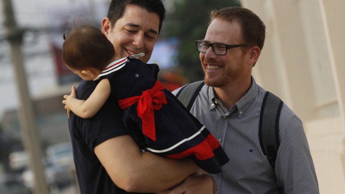 Leihmutterschaft: Die Väter Manuel Santos und Gordon Lake mit ihrer Tochter Carmen.