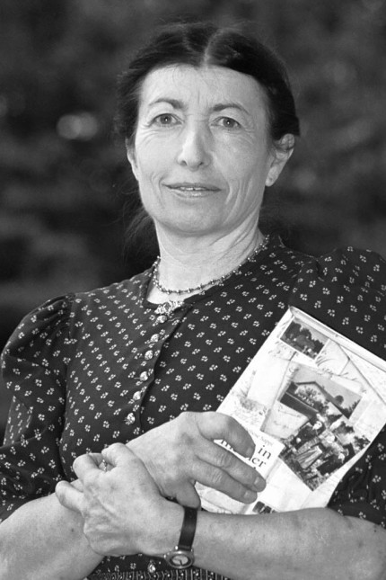 Bad Tölz: Annelies Sappl mit ihrem Buch "Erde in meiner Hand".