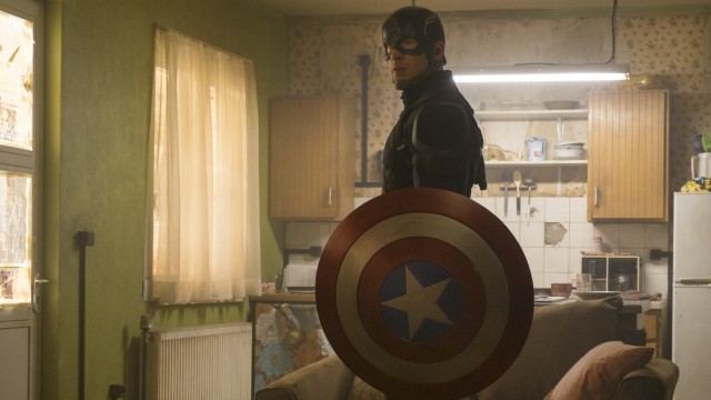 Neu im Kino: "The First Avenger: Civil War": Ein Männlein steht im Plattenbau, ganz still und stumm: Captain America (Chris Evans) wird in Berlin mit deutscher Innenarchitektur konfrontiert.