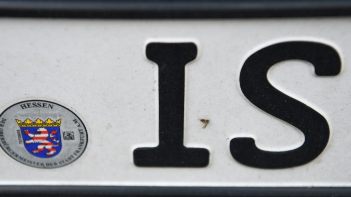 Buchstabenkombination 'IS' auf Autokennzeichen