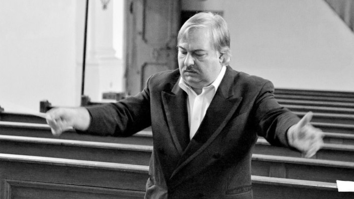 In Erinnerung an Helmut Ellebrecht: Helmut Ellebrecht am Dirigentenpult - seinem Lieblingsort.