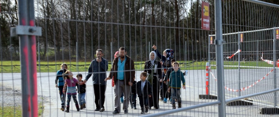 Kein Bargeld für Asylbewerber: Eine Flüchtlingsfamilie am Fliegrhorst. Wenn im Landkreis Erding wohnt, der hat kaum mehr die Möglichkeit, an Bargeld zu kommen.
