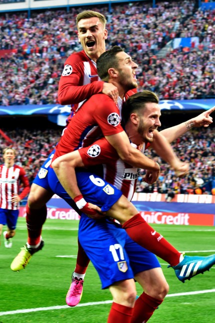 Atlético Madrid: Ein Tor, an dem der Schütze schwer zu tragen hat: Saúl Ñíguez (unten) schleppt seine Gratulanten durch die Atlético-Arena.