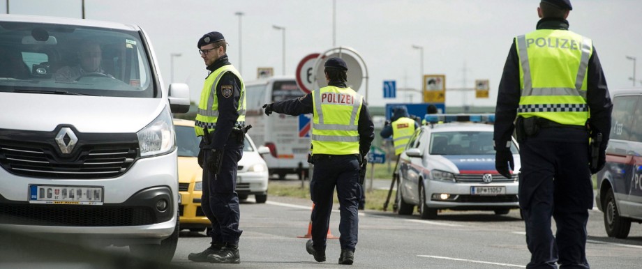Austrian police check vehicles near Nickelsdorf