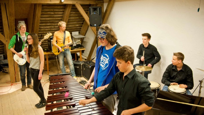Ebersberg: Junge Talente bewähren sich bei vielen Gelegenheiten, etwa beim Musikwettbewerb des Landkreises, hier in der Musikschule Ebersberg.