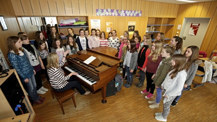 Geretsried: Musiklehrerin Gabriele Rau begleitet ihre Chorklasse am Klavier.