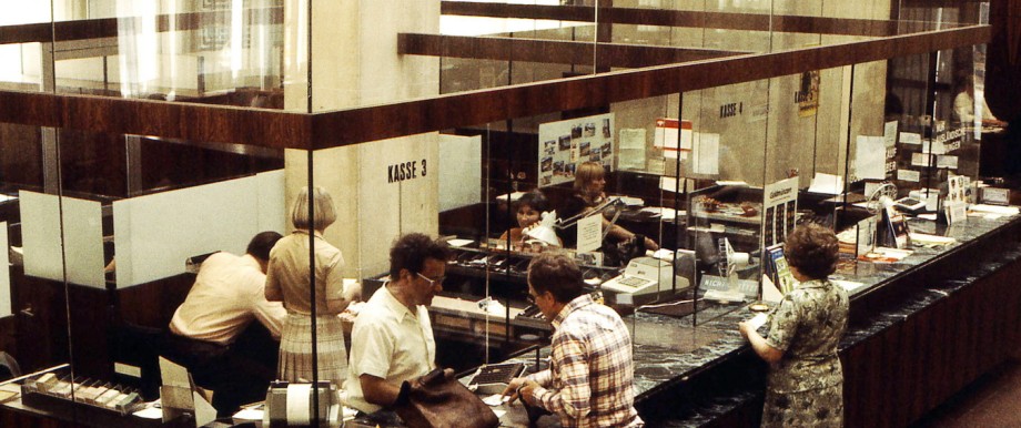 Geldanlage: 1978 war die Sparerwelt noch in Ordnung: Szene aus einer Sparkasse in Hannover