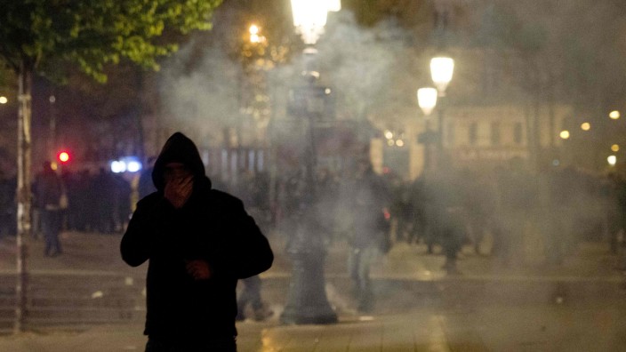 Demonstrationen in Frankfreich: Die Polizei setzte in Paris unter anderem Tränengas gegen die Demonstranten ein.