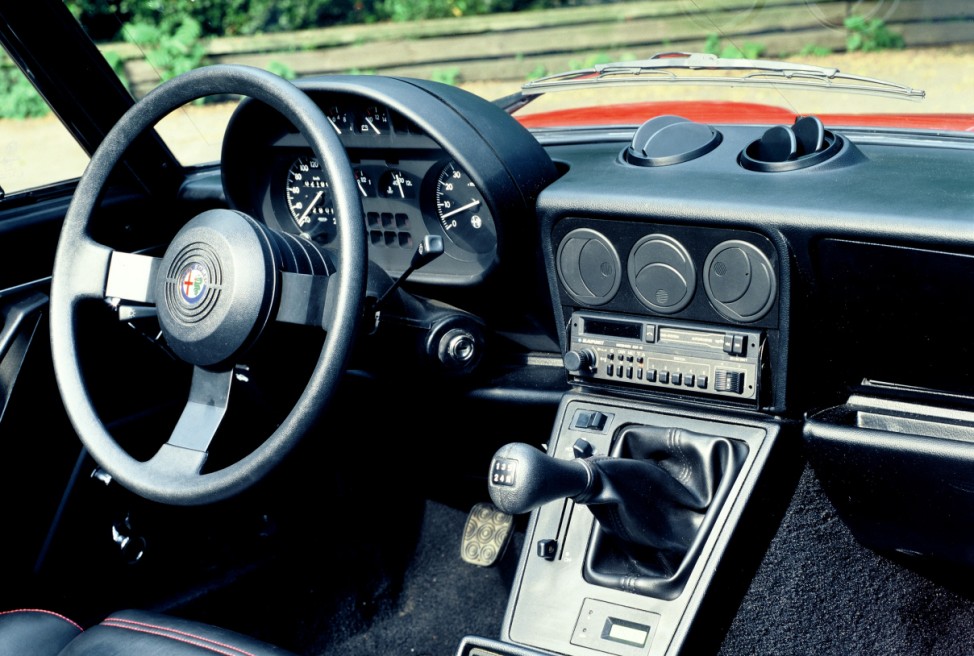 Das Cockpit des Alfa Romeo Spider Aerodinamica.