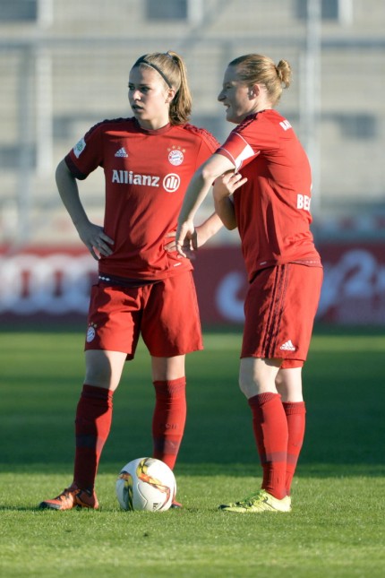 Frauenfußball: "Wir werden uns das nicht nehmen lassen": Melanie Leupolz (links) hofft mit Melanie Behringer auf den Titel.